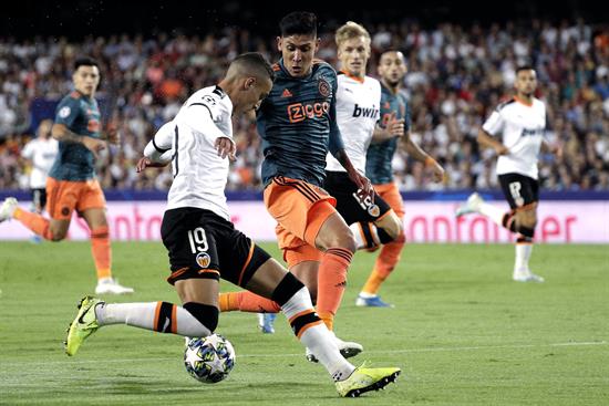 Álvarez observa el balón mientras marca a su rival