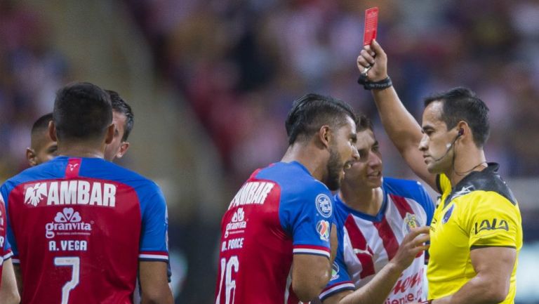 Árbitro muestra tarjeta roja a jugador de Chivas 