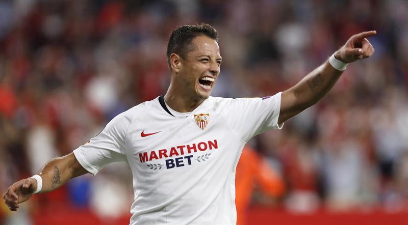 Chicharito festeja un gol con el Sevilla en Europa League