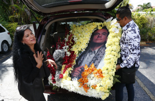 Un arreglo floral durante el funeral de José José en Miami