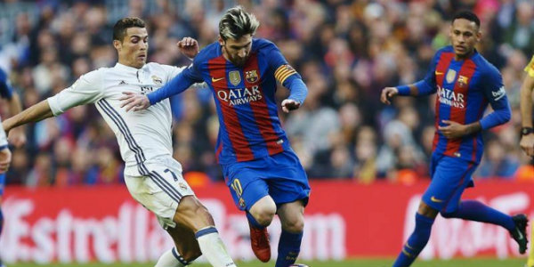 Messi y Cristiano en un enfrentamiento entre Barcelona y Real Madrid