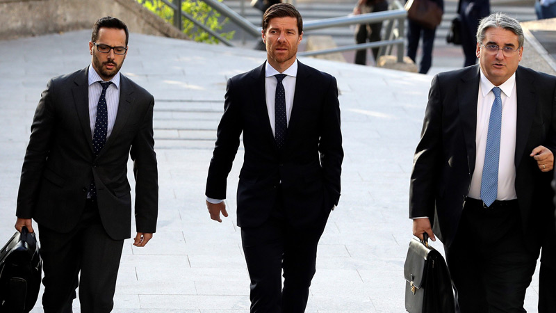 Xabi Alonso llega a declarar, acompañado por sus abogados 