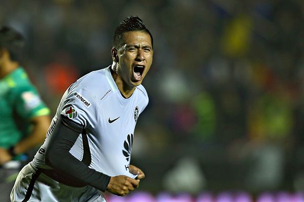 Jesús Moreno festeja un gol con América