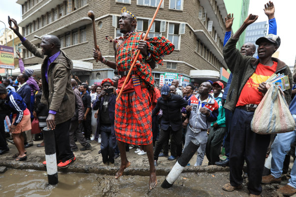 Kenianos celebrando la hazaña de su compatriota