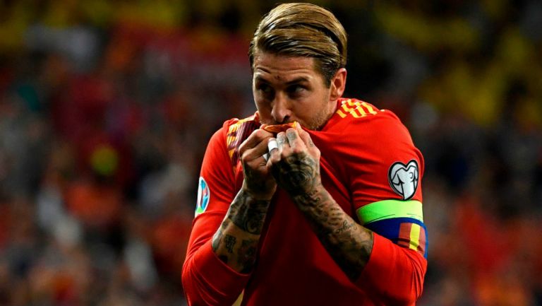 Ramos besando el escudo de la Selección