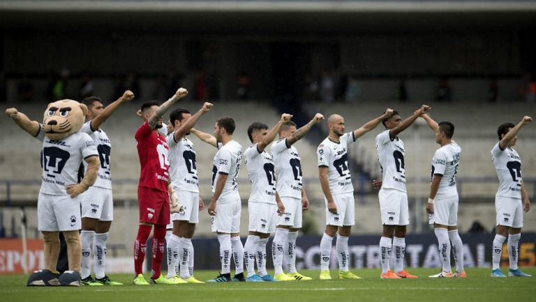 Jugadores de Pumas entonan el 'Goya' antes de un partido 