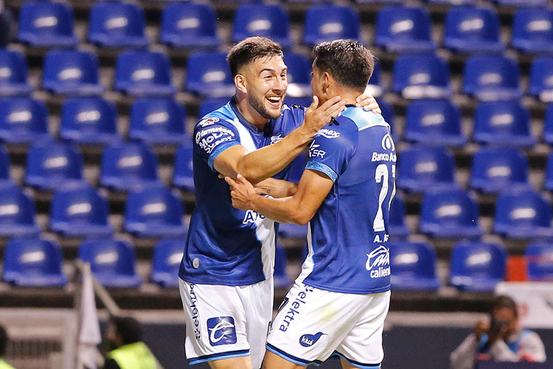 Lucas Cavallini y Alan Acosta celebran gol de Puebla
