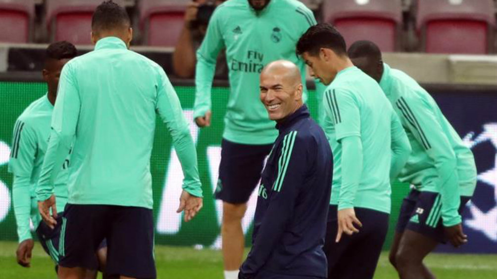 Zidane sonríe durante un entrenamiento del Real Madrid 