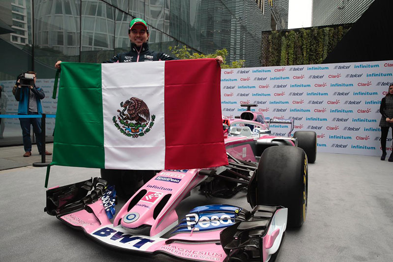 Checo Pérez posa con la bandera de México