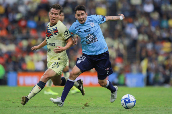 González y Sambueza disputando un esférico
