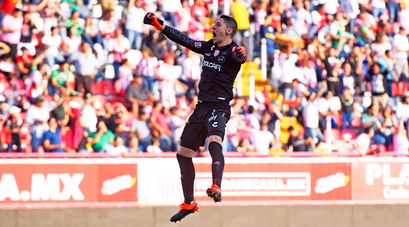 Hugo González celebra un tanto de Necaxa en el Apertura 2019 