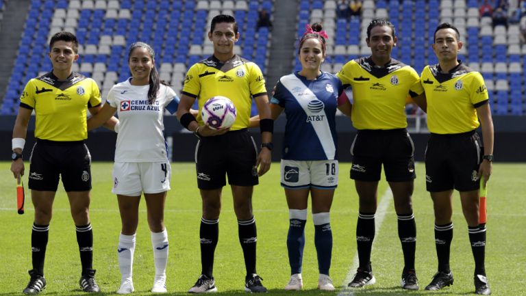 Protocolo previo al partido entre Puebla y Cruz Azul femenil