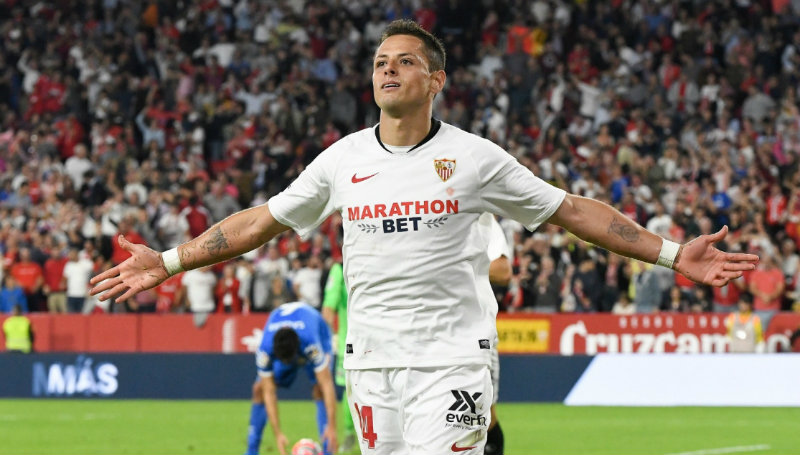 Chicharito celebra gol con Sevilla