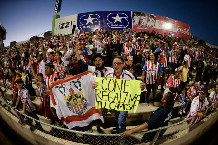 Fans rojiblancos, durante el Bravos vs Chivas