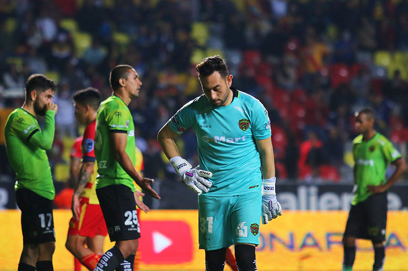 Iván Vázquez Mellado lamenta uno de los goles de Monarcas