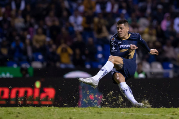 Juan Manuel Iturbe en el disparo de gol 