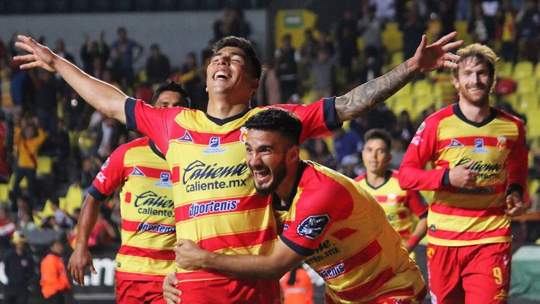 Luis Ángel Mendoza celebra un gol con Monarcas 