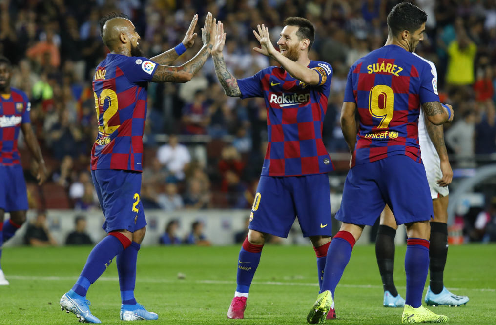 Messi celebrando un gol con Vidal y Suárez