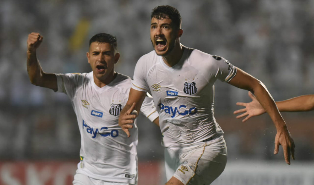 Gustavo Henrique celebrando un gol con Santos FC
