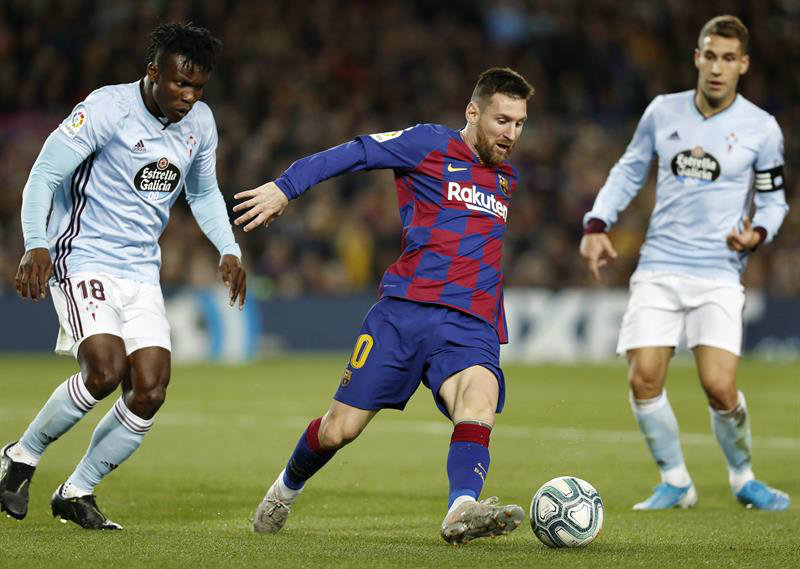 Lionel Messi conduciendo el balón