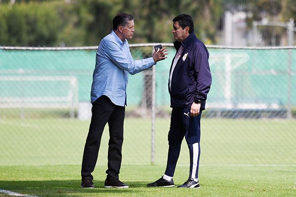 Ricardo Peláez y Luis Fernando Tena en la práctica de Chivas