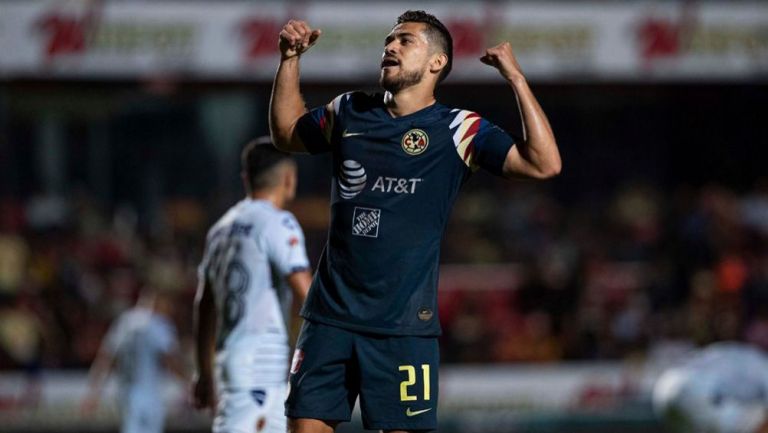 Henry Martín festeja uno de sus goles contra Veracruz