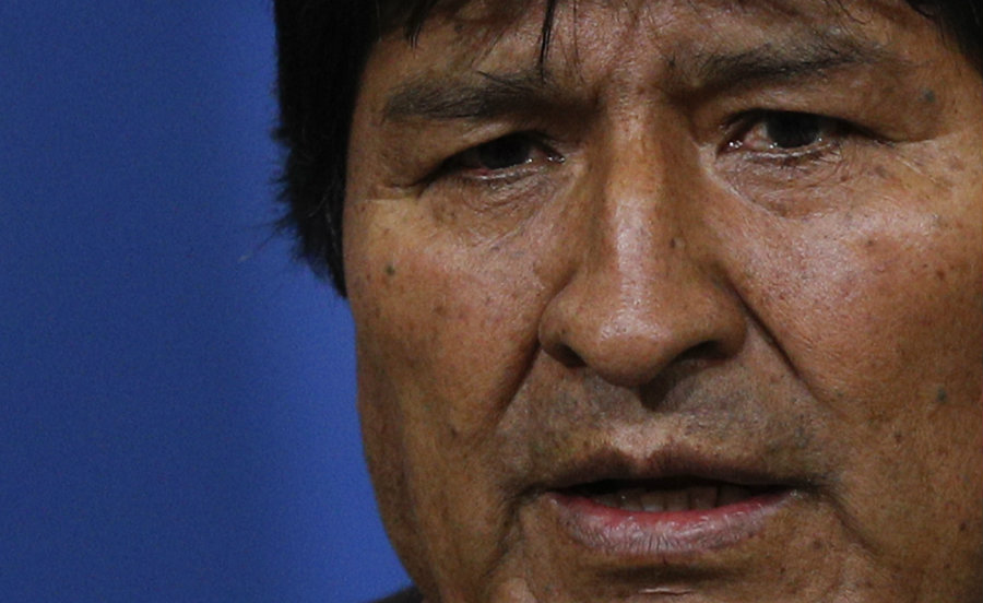 Evo Morales atento en un discurso