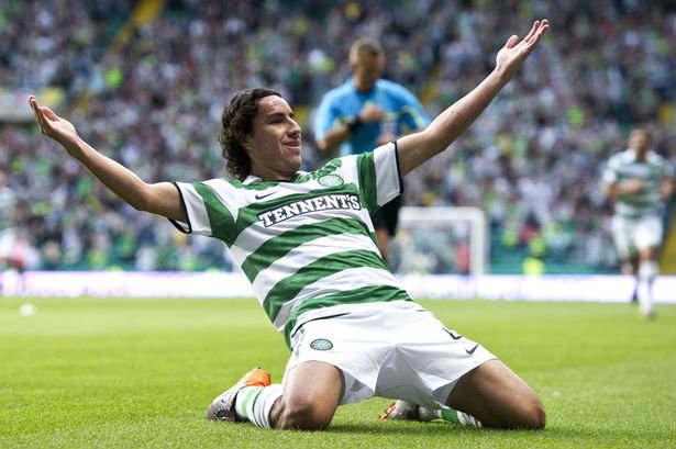 Efraín Juárez festeja un gol con el Celtic