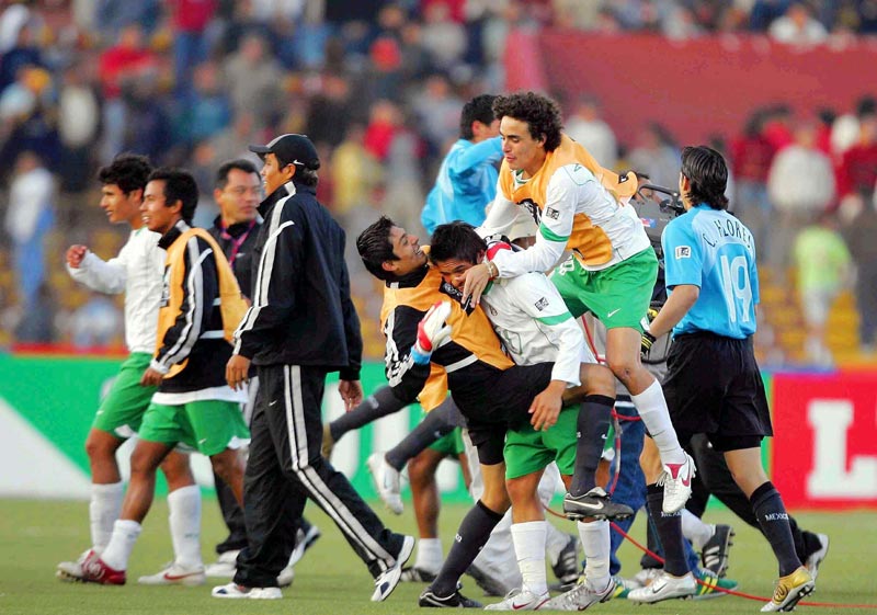 Jugadores del Tri festejan tras vencer a Holanda en Perú 2005