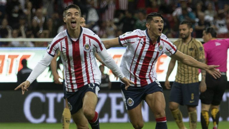 Isaac Brizuela y Alan Pulido festejan un gol de Chivas 