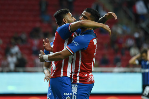 Alexis Vega y Miguel Ponce festejan un gol