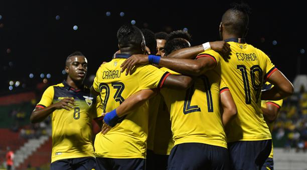 Jugadores de Ecuador festejan un gol 