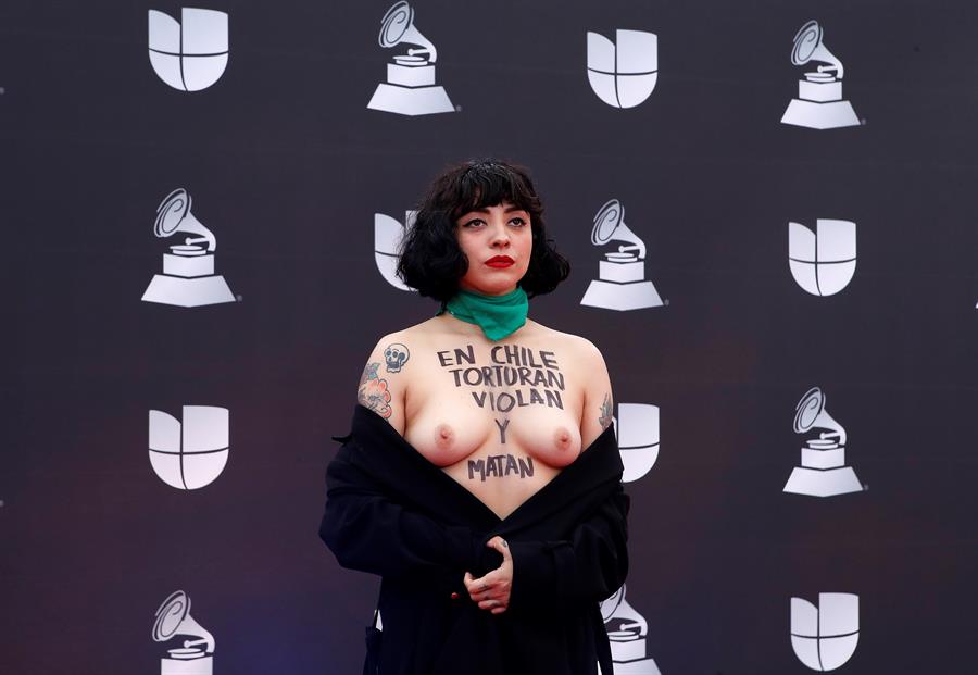 Mon Laferte protesta en la entrega de los Latin Grammy 2019