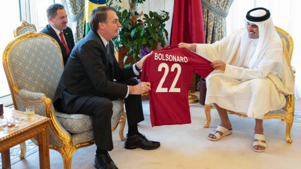 El emir de Qatar enregandole un jersey de Qatar al presidente de Brasil