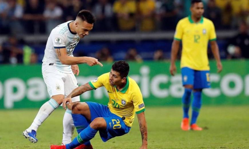 Lautaro y Firmino en el último enfrentamiento entre Argentina y Brasil