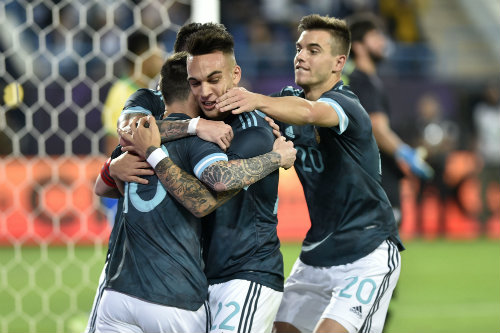 Jugadores de Argentina celebran el gol de Messi