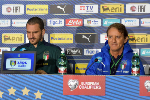 Leonardo Bonucci y Roberto Mancini en conferencia de prensa