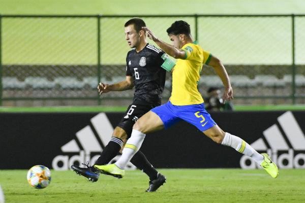 Eugenio Pizzuto, capitán de la Selección Mexicana sub 17, en acción ante Brasil