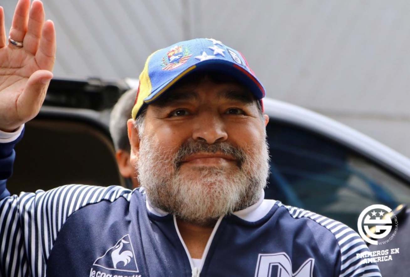 Diego Maradona saluda a los aficionados