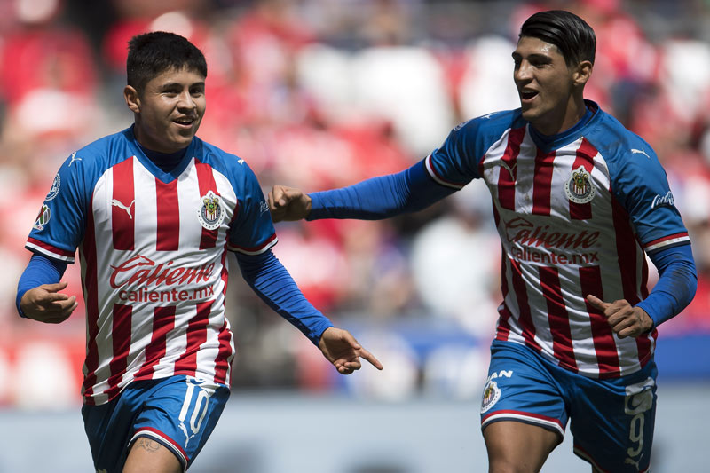 López festeja con Pulido un gol con Chivas