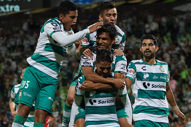 Jugadores de Santos celebran un gol