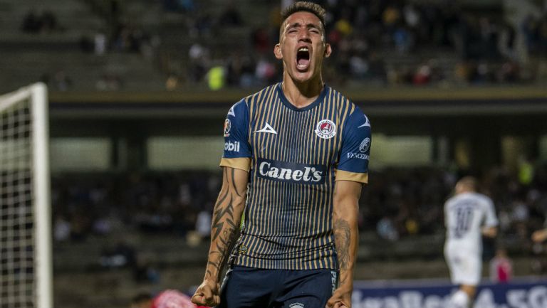 Ricardo Centurión se lamenta durante un partido con Atlético San Luis