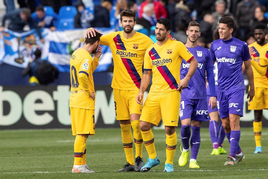 Jugadores del Barça festejan mientras los del Leganés se lamentan