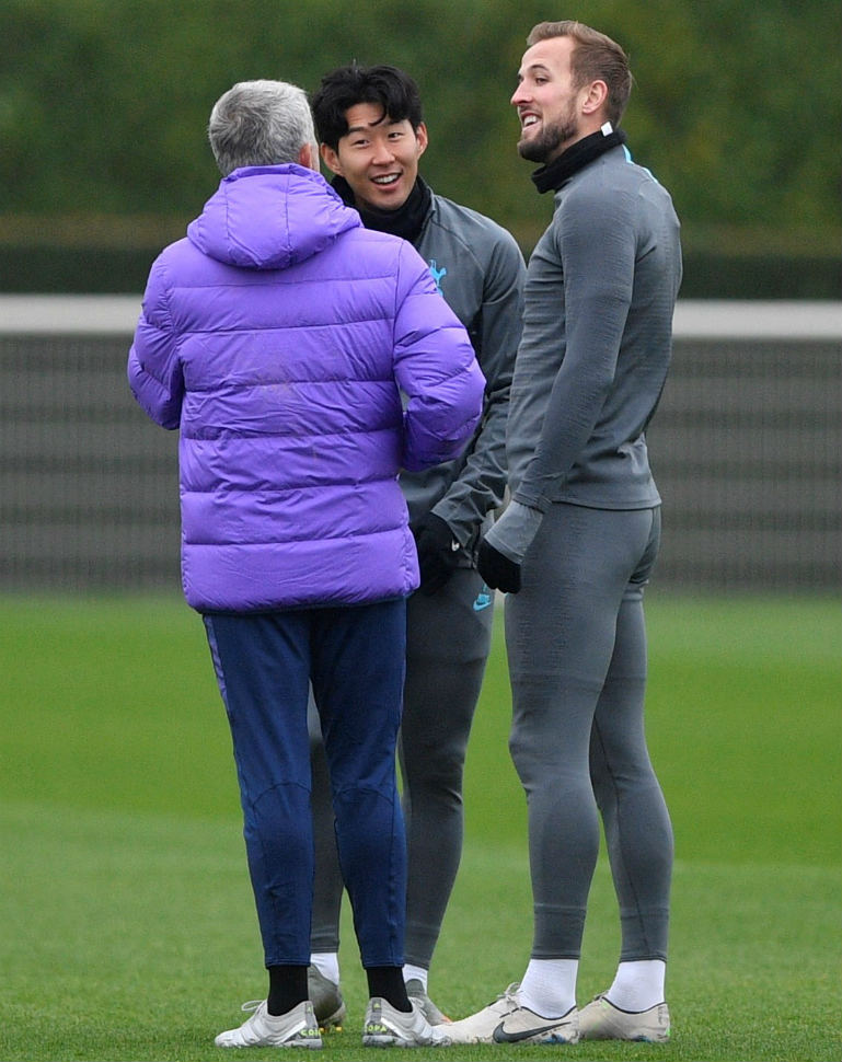 Mourinho en un entrenamiento junto a Son y Harry Kane