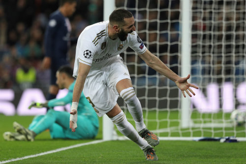Karrim Benzema festeja un gol  ante el Real Madrid