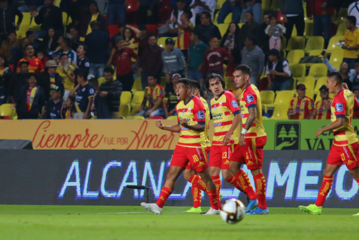 Jugadores de Morelia celebran un gol contra La Fiera