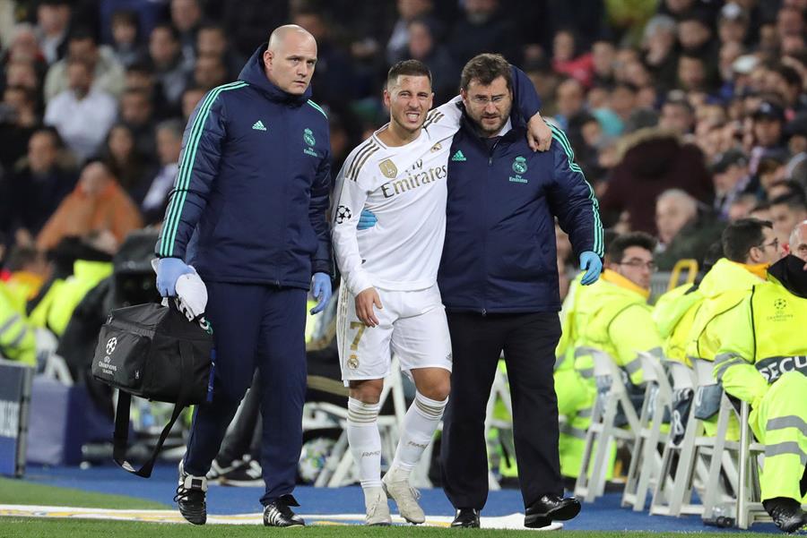 Eden Hazard se apoya de los médicos del Real Madrid