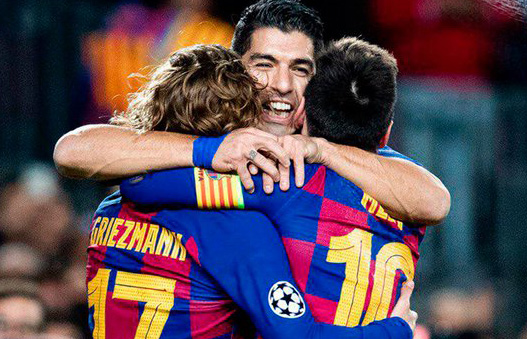 Abrazo de Messi, Suárez y Griezmann