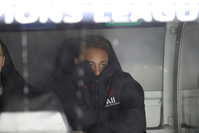 Neymar observa el partido contra Real Madrid desde el banquillo