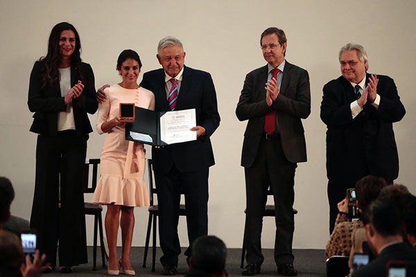  Paola Espinosa recibió el premio por Mérito Deportivo